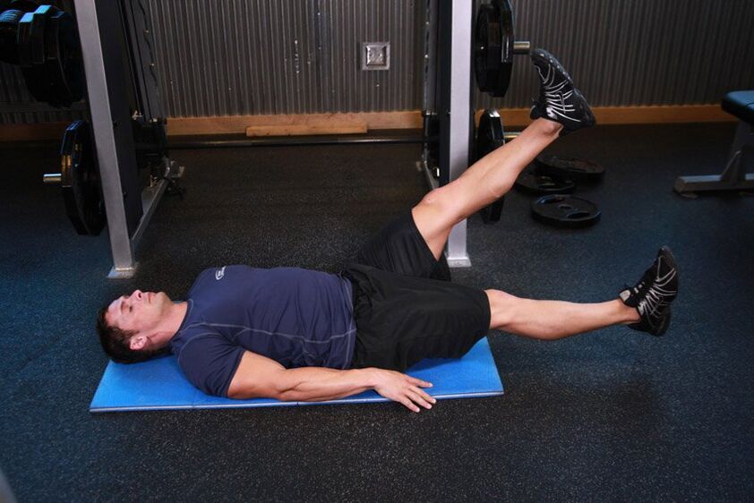 Un hombre con prostatitis realiza un ejercicio en el gimnasio