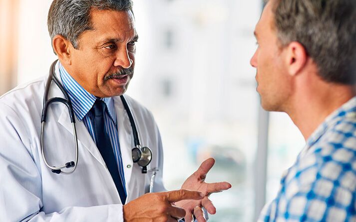 Un hombre con prostatitis en un urólogo.