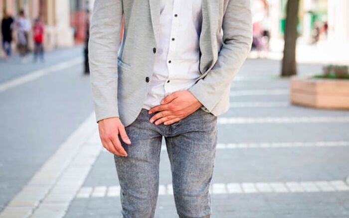 Un hombre está preocupado por los síntomas desagradables de la prostatitis.