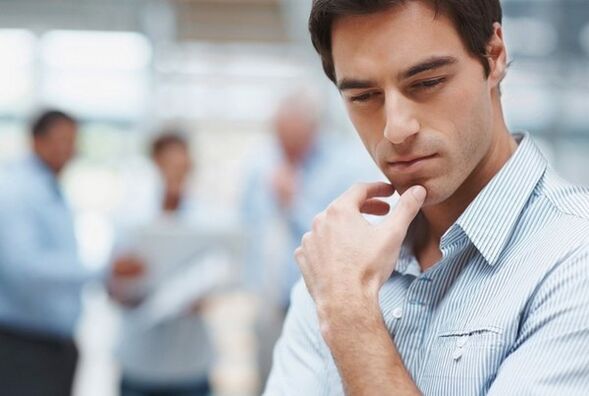 un hombre está pensando en tratar la prostatitis bacteriana