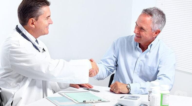 El urólogo prescribe un tratamiento eficaz para la prostatitis a un hombre