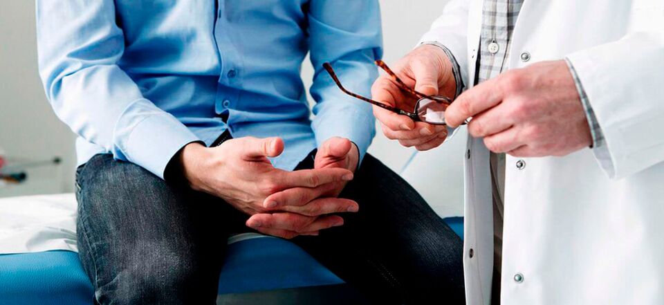 Un hombre con signos de prostatitis debe consultar a un urólogo para recibir tratamiento. 
