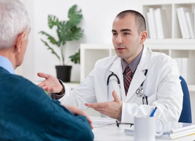 Para diagnosticar la prostatitis, un hombre debe visitar a un urólogo. 